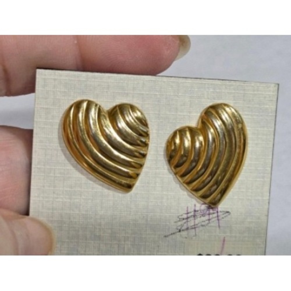 Vintage Gold Tone Ribbed Heart Stud Earrings Scalloped Textured Statement Post